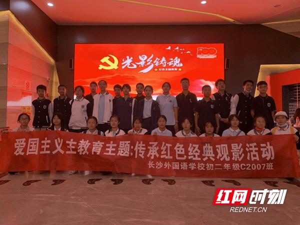 贵阳一小区火灾,男子怒斥消防栓接不上成“摆设”。贵阳市消防审验中心工作人员回应